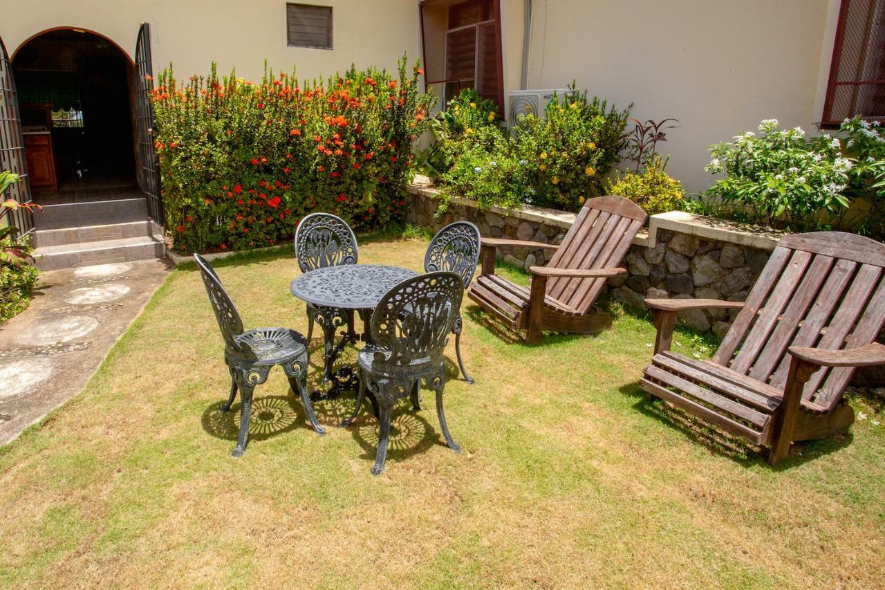 2 Bedroom On Private Estate Кінгстон Екстер'єр фото